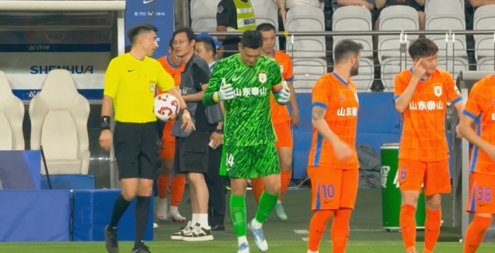 在线体育游戏娱乐平台-诉苦！王彤找瓦科交流，指了指麦麦提江，随后指向自己的脑袋