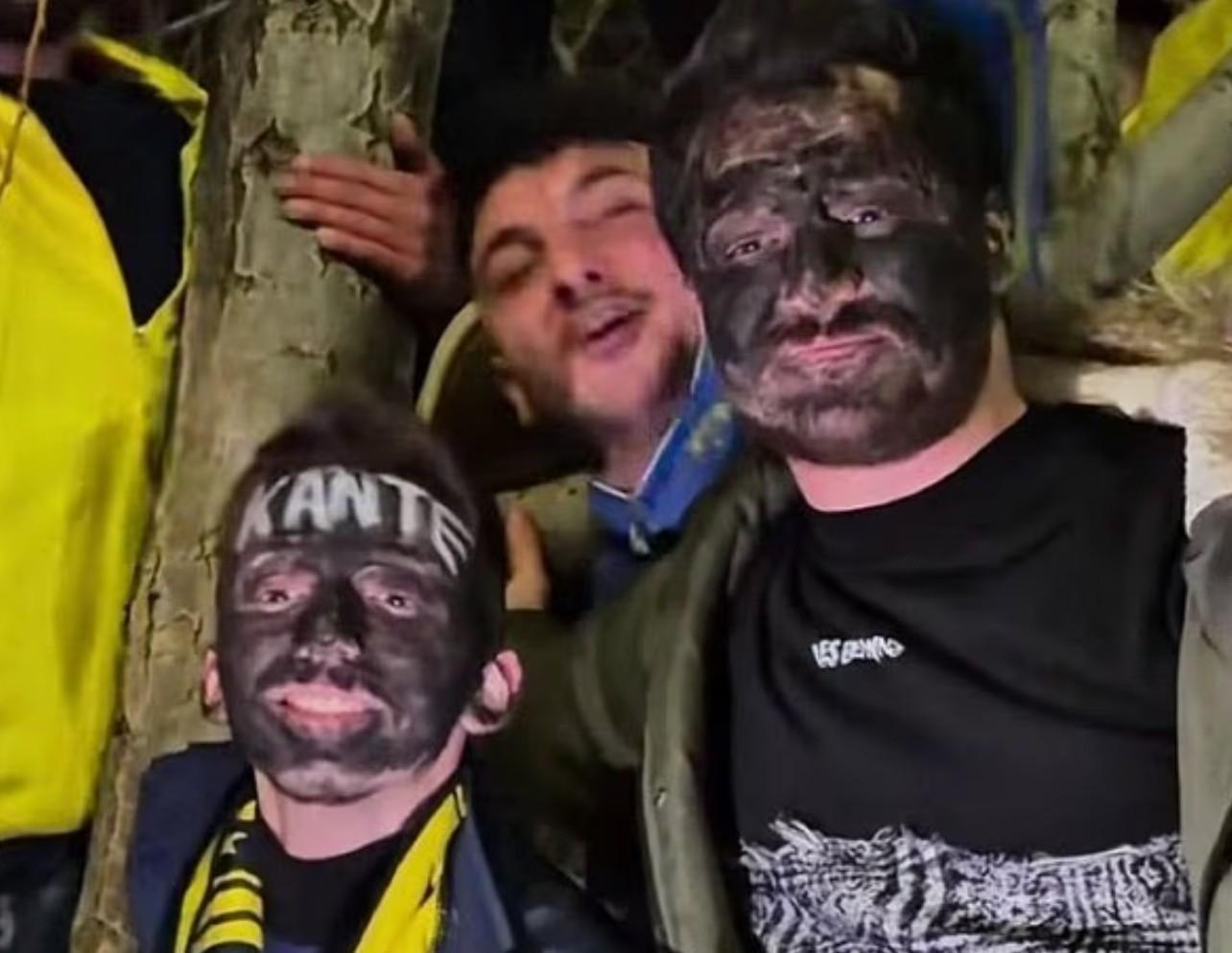 在线体育游戏娱乐平台-抽象，两名费内巴切球迷欢迎坎特的时候把脸涂成了黑色