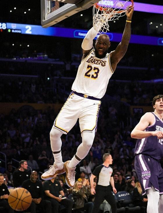 体育官网-逼近西部第5！东契奇28+9，詹姆斯24分，湖人24分大胜国王